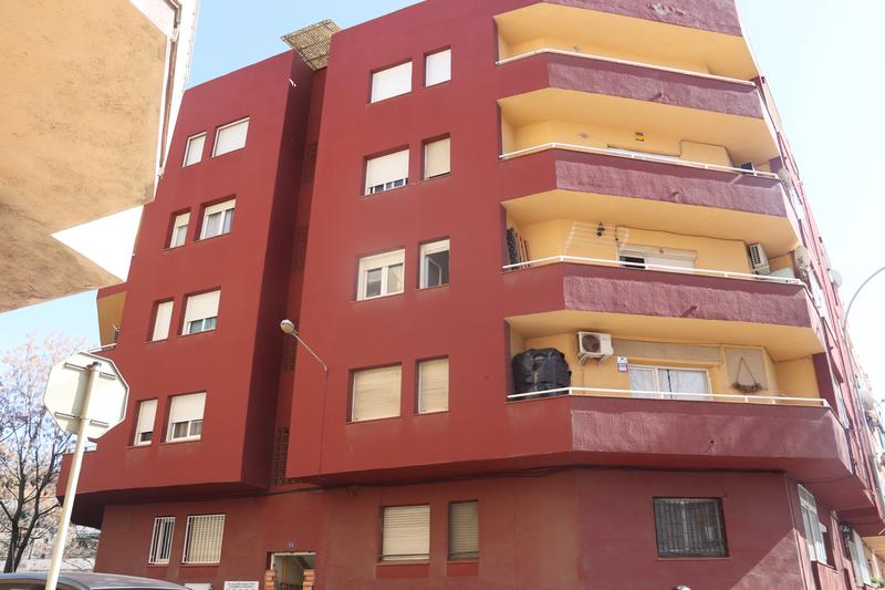 The facade of a building in Blanes that the local council has evacated due to a crack appearing