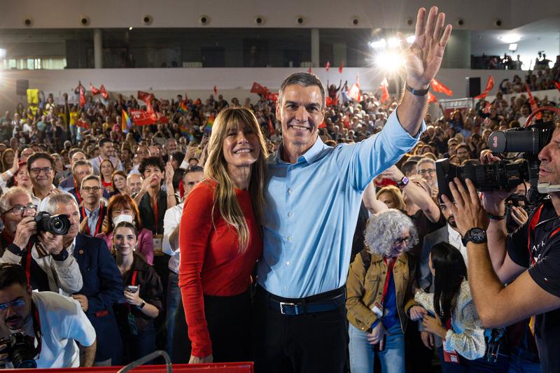 Spanish Prime Minister Pedro Sánchez greeting people alongside his wife, Begoña Gómez, at a PSOE event