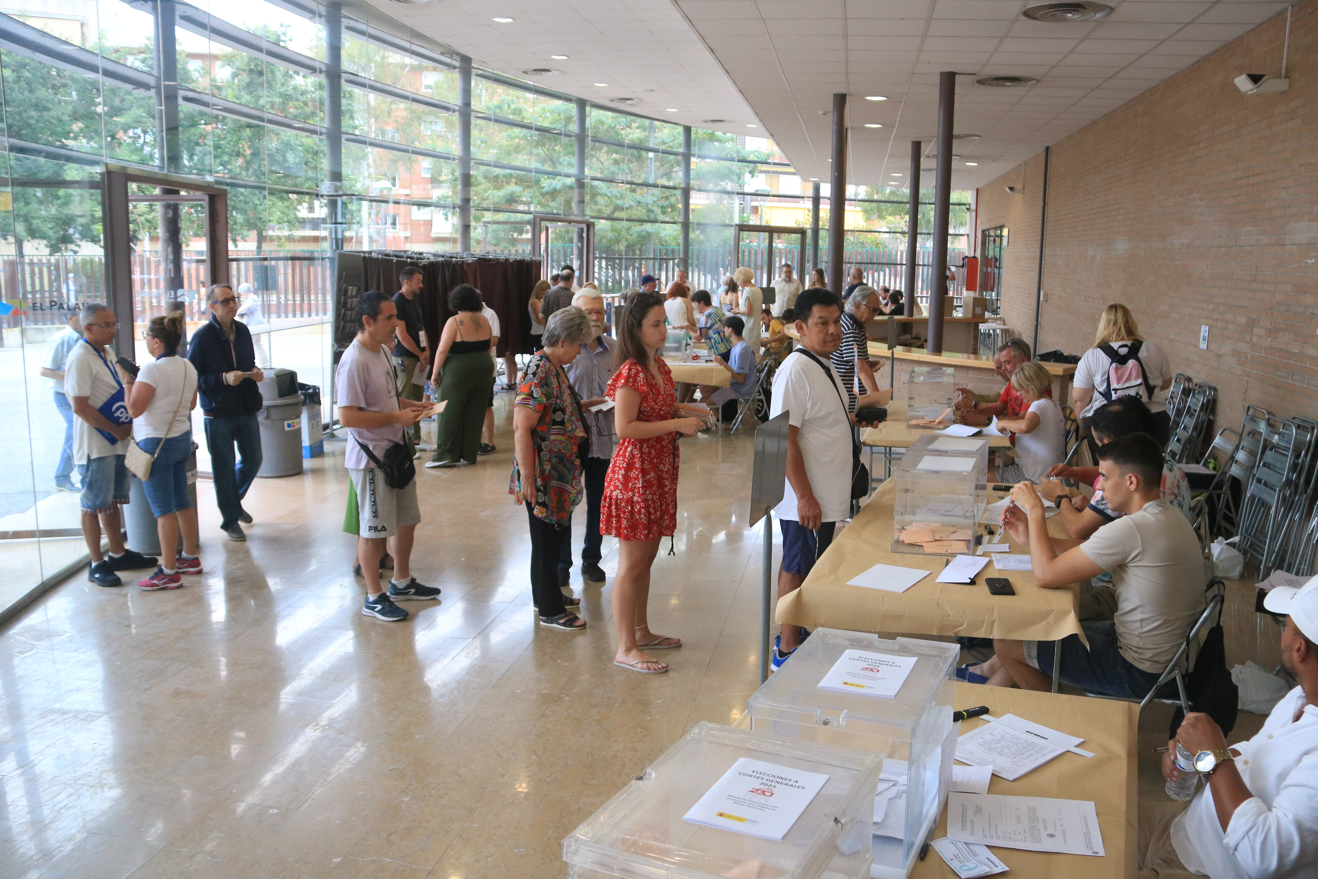 Voters queue up to vote in Tarragona