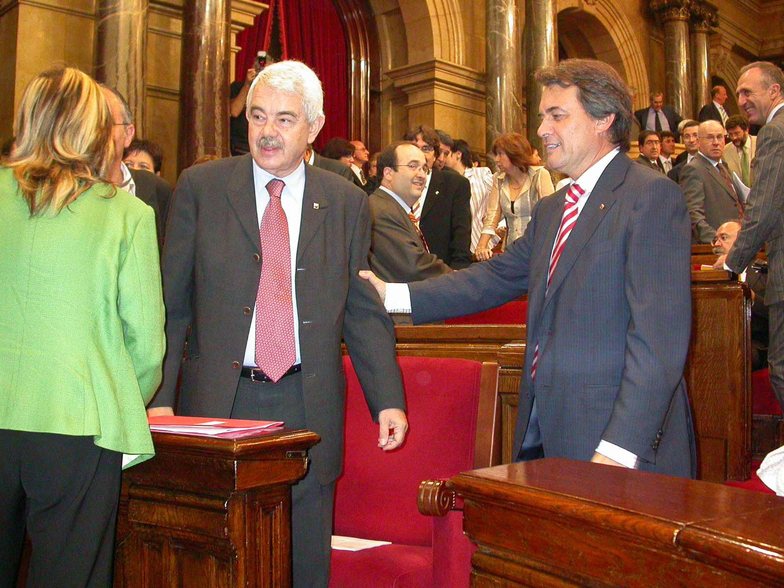 Catalan president Pasqual Maragall and CiU leader Artur Mas moments before the vote in the Catalan parliament