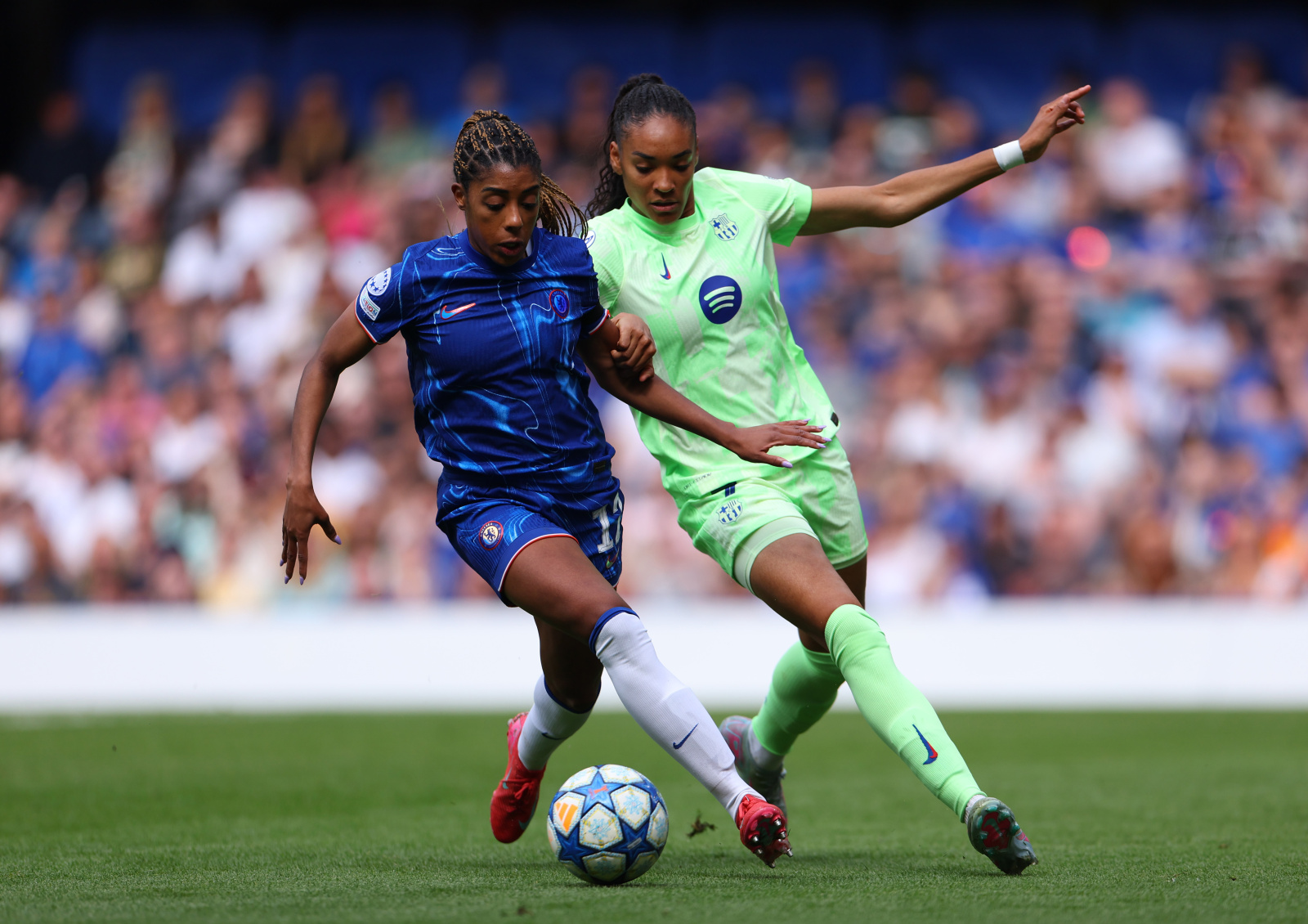 Ashley Lawrence of Chelsea is challenged by Salma Paralluelo of FC Barcelona during the UEFA Women’s Champions League semifinal second leg match between Chelsea FC Women and FC Barcelona at Stamford Bridge on April 27, 2025 in London, England