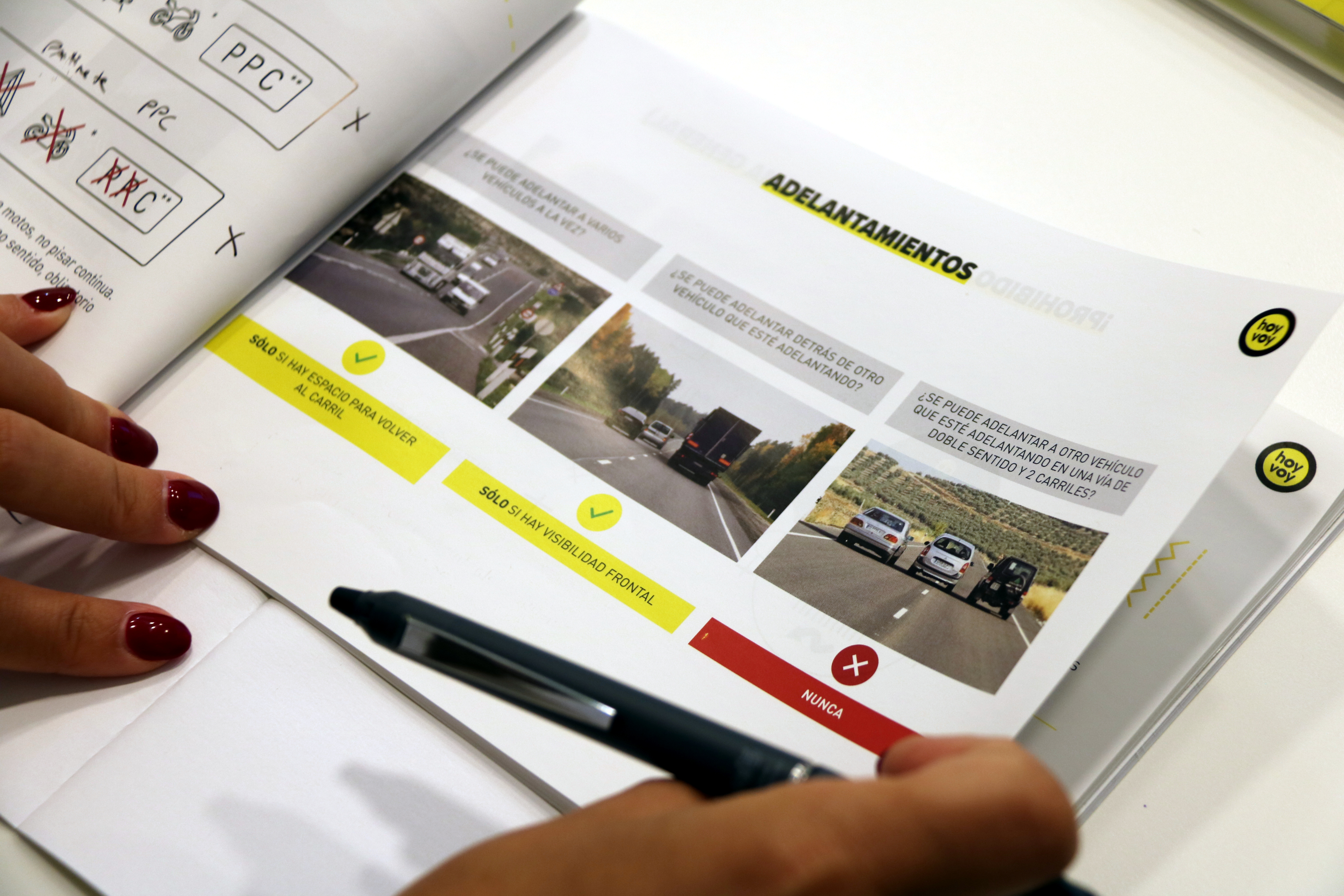 Theory textbook from the Hoy Voy driving school chain, in the Sarrià-Sant Gervasi district of Barcelona.