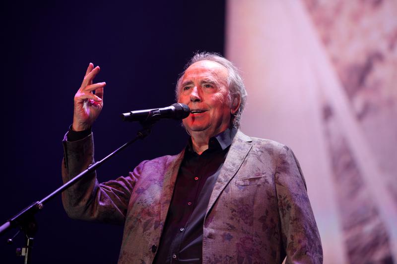 Joan Manuel Serrat smiling during his first farewell concert at Barcelona's Palau Sant Jordi, on December 20, 2022