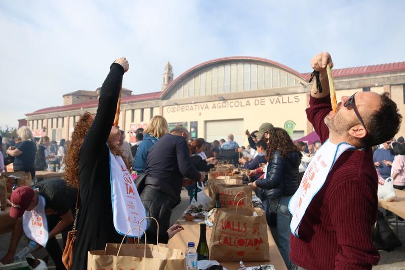 A couple from the municipality of Altafulla eat calçots during the Gran Festa de la Calçotada de Valls on January 26, 2025