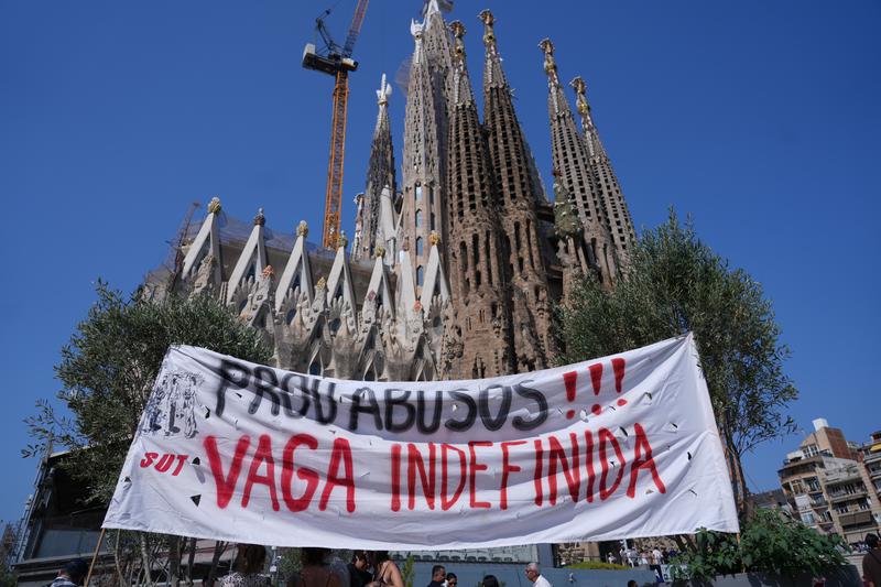 A banner from striking subcontracted workers at the Sagrada Família