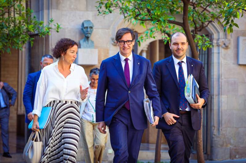 Catalan president Salvador Illa, centre, alongside the Minister of Economy, Alícia Romero (left), and the Minister of the Presidency, Albert Dalmau (right)