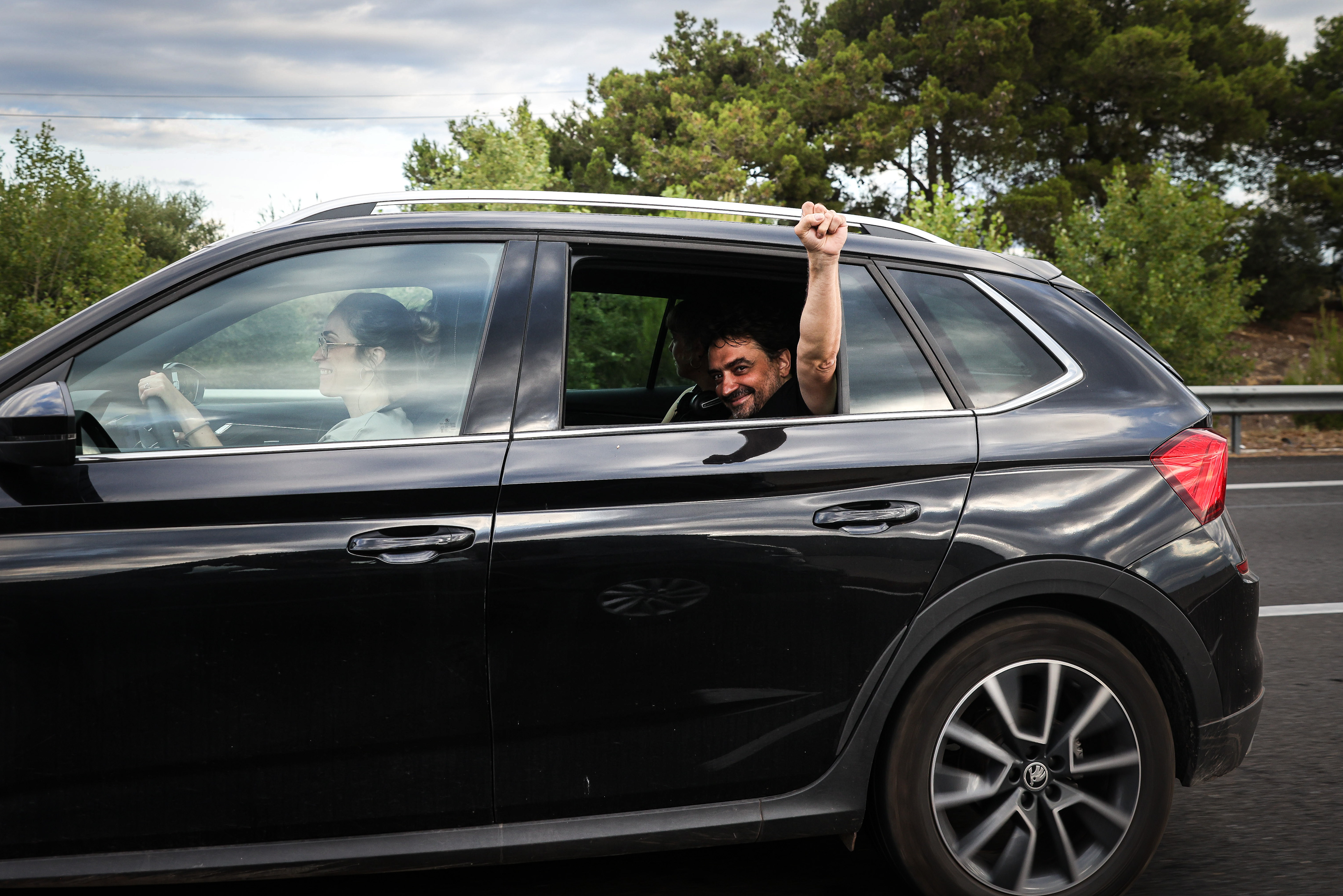 Journalist Jesús Rodríguez greets another car during his return to Catalonia from Switzerland on July 12, 2024