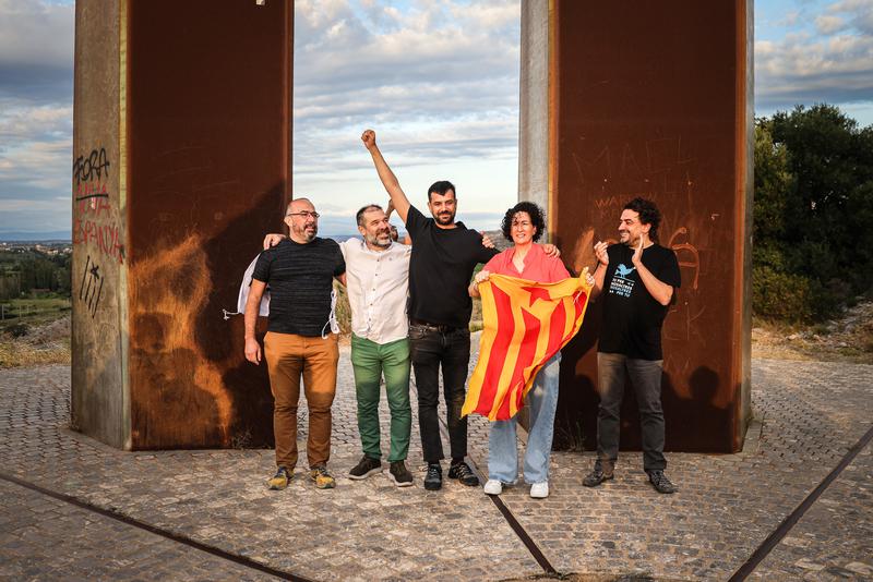 Marta Rovira, Ruben Wagensberg, Oleguer Serra, Jesús Rodríguez and Josep Campmajó hold a Catalan pro-independence flag (estelada) in the Porta dels Països Catalans door, which represents the entry to Catalan-speaking territories on July 12, 2024