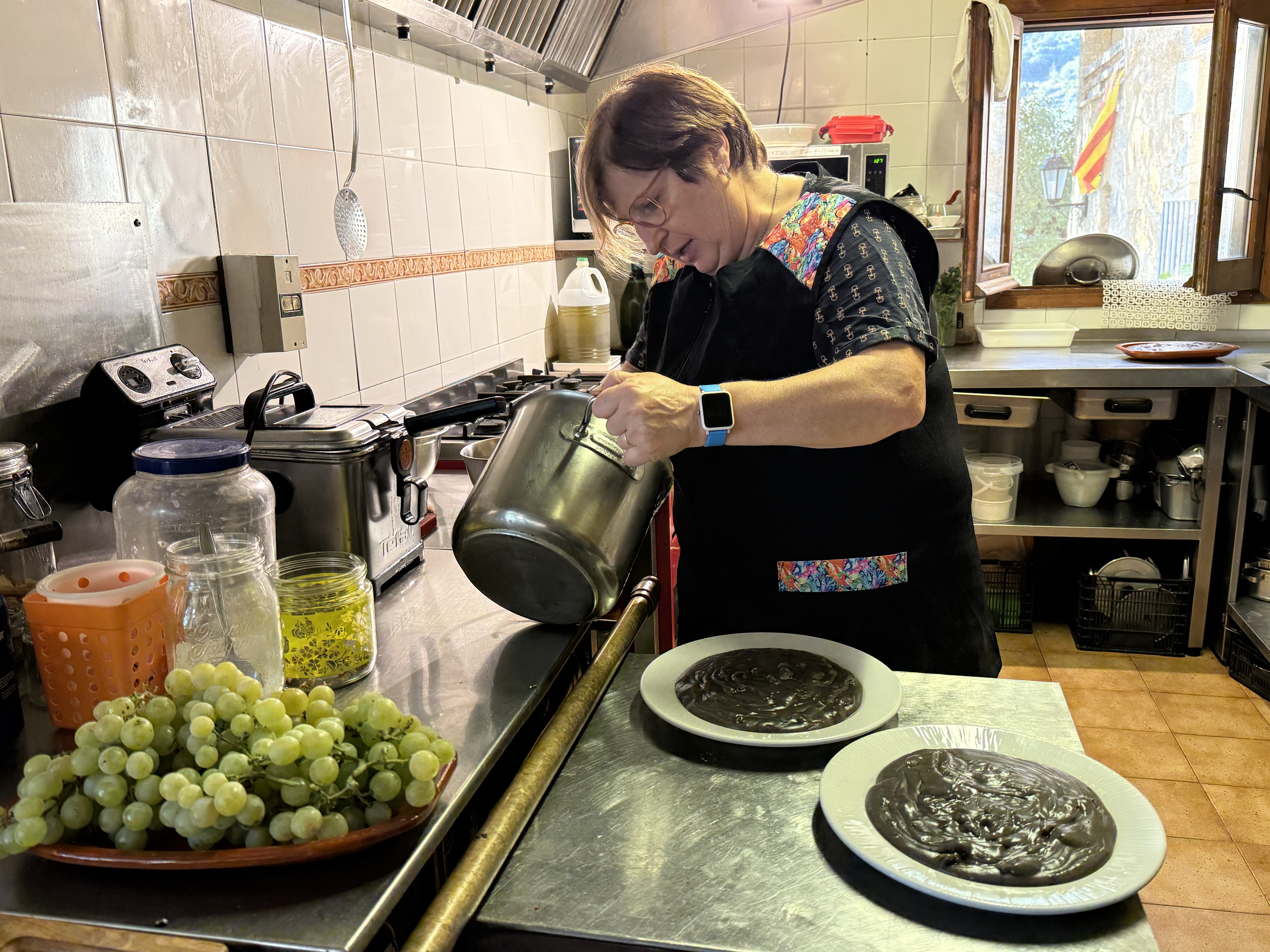 Mònica Tomàs making 'mostillo' in the kitchen of the Roca de Sant Martí de Barcedana restaurant