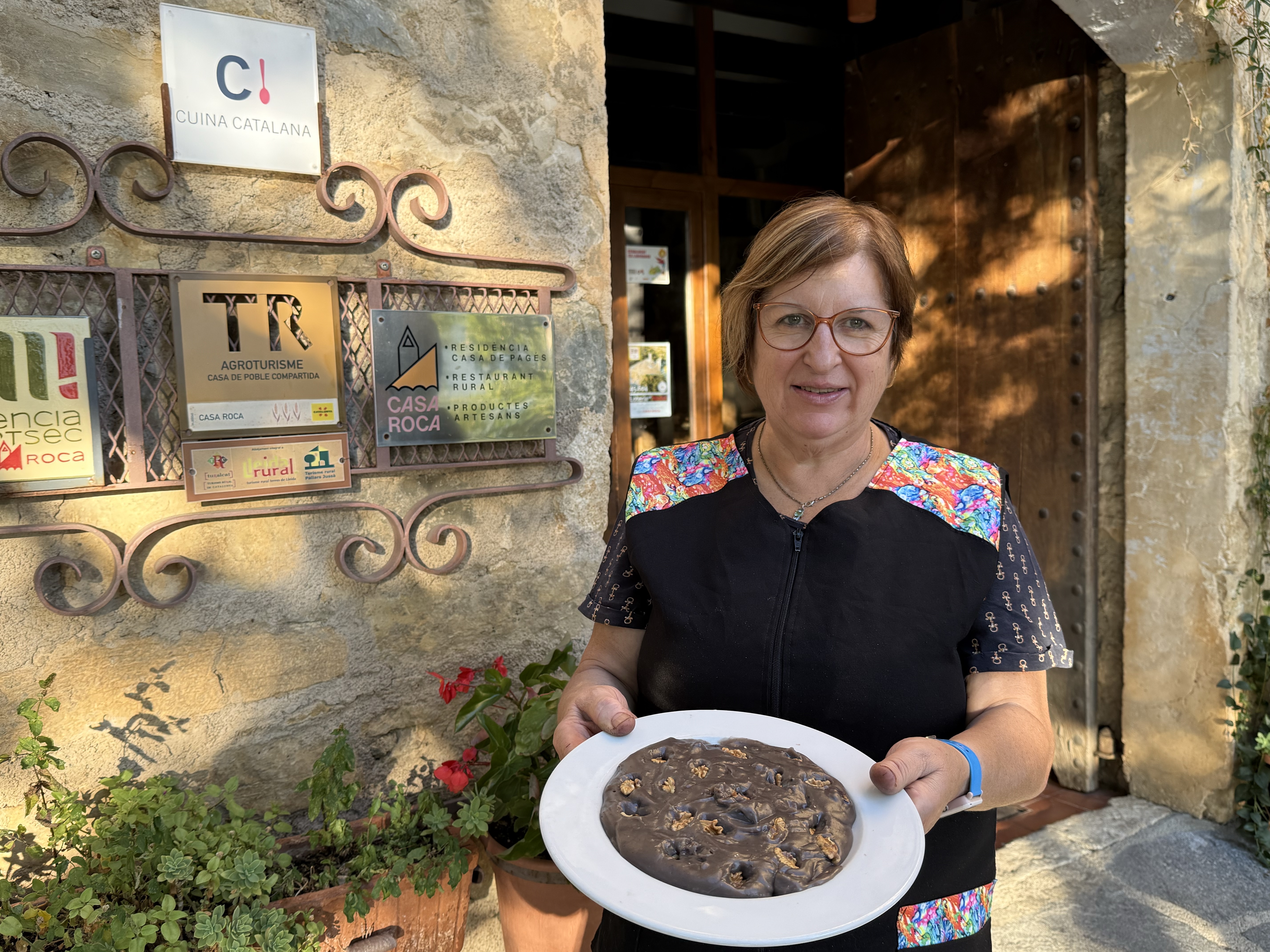 Mònica Tomàs shows off a plate of 'mostillo'