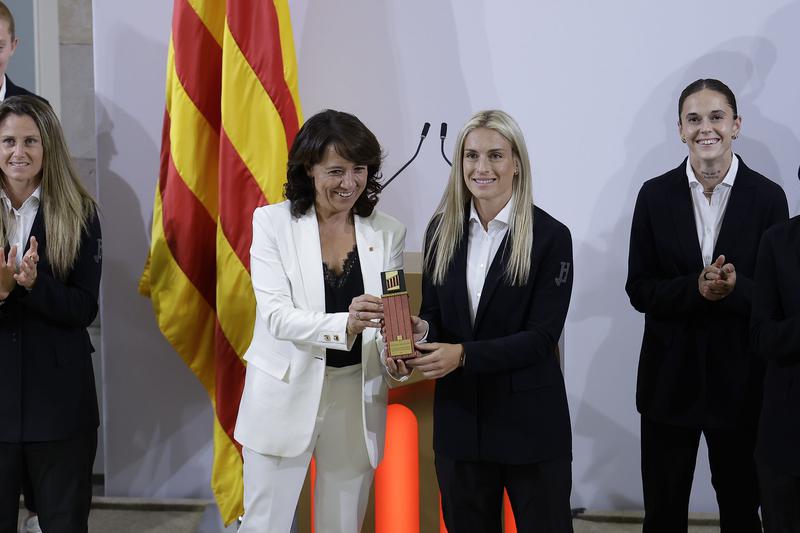FC Barcelona Femení captain Alexia Putellas with Catalan parliament speaker Anna Erra during the Chamber's Gold Medal of Honor award ceremony on September 13, 2023