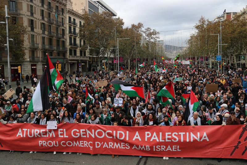 Thousands of pro-Palestinian demonstrators march in Barcelona amid four-day  Gaza ceasefire