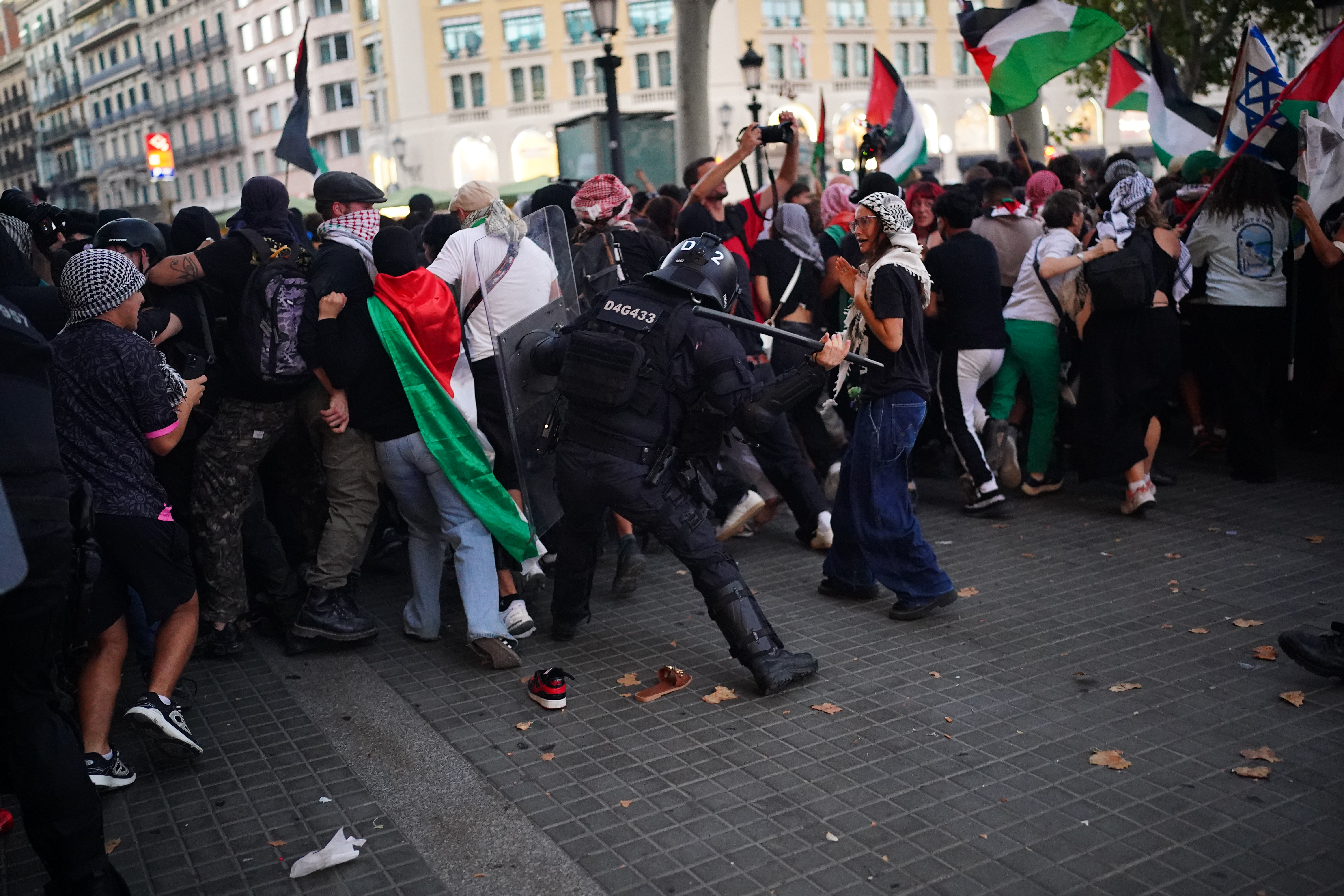 Mossos d'Esquadra officers charge at protesters in Plaça Catalunya