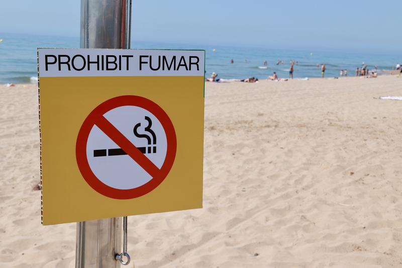 A sign indicating that smoking is prohibited on the beach