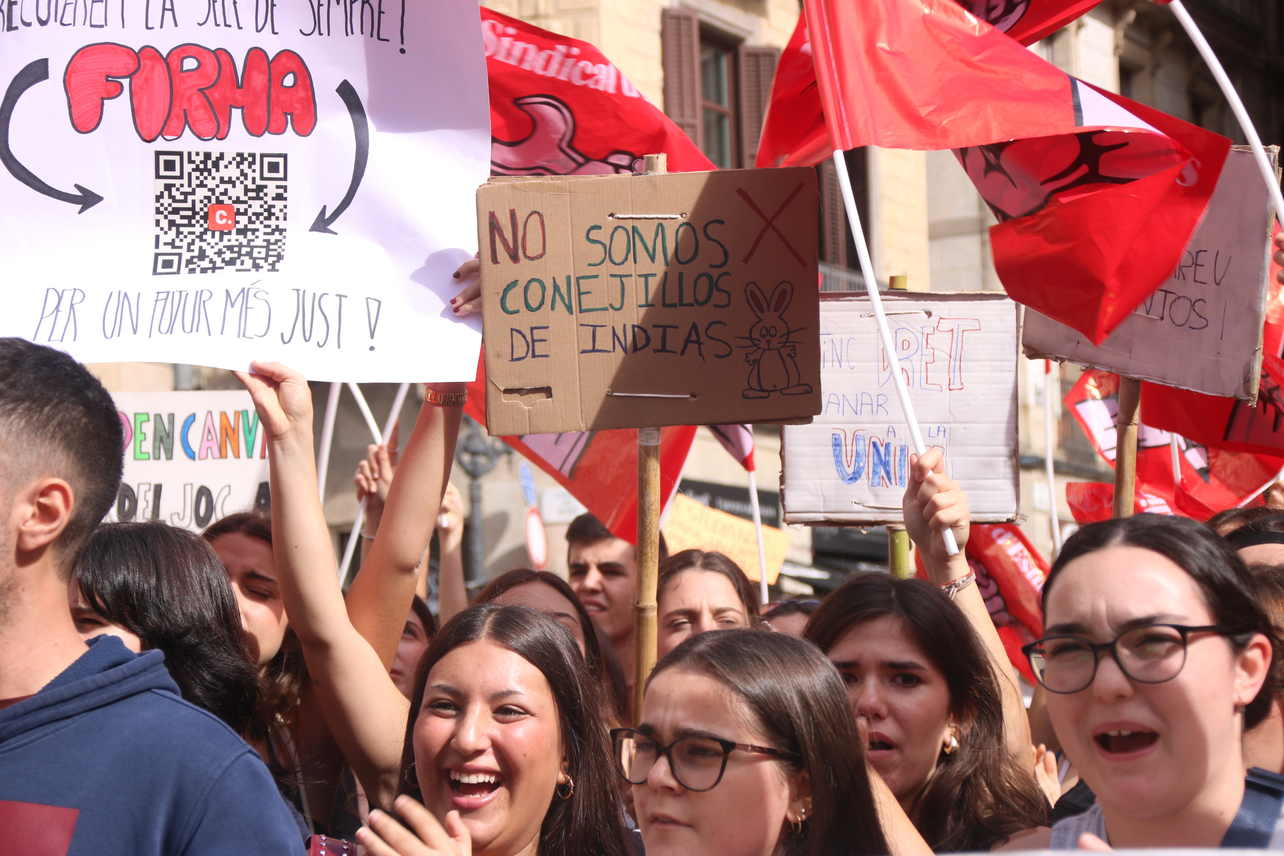 Around 400 students demonstrated in Barcelona against the new university entry exams on October 11, 2024