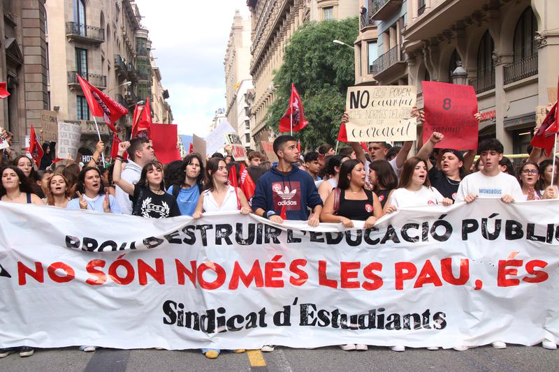 Several students demonstrate in Barcelona in October 2024