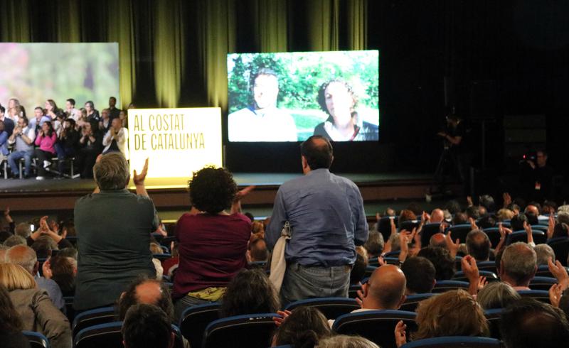 Audience members applaud at an ERC campaign event featuring Marta Rovira and Ruben Wagensberg