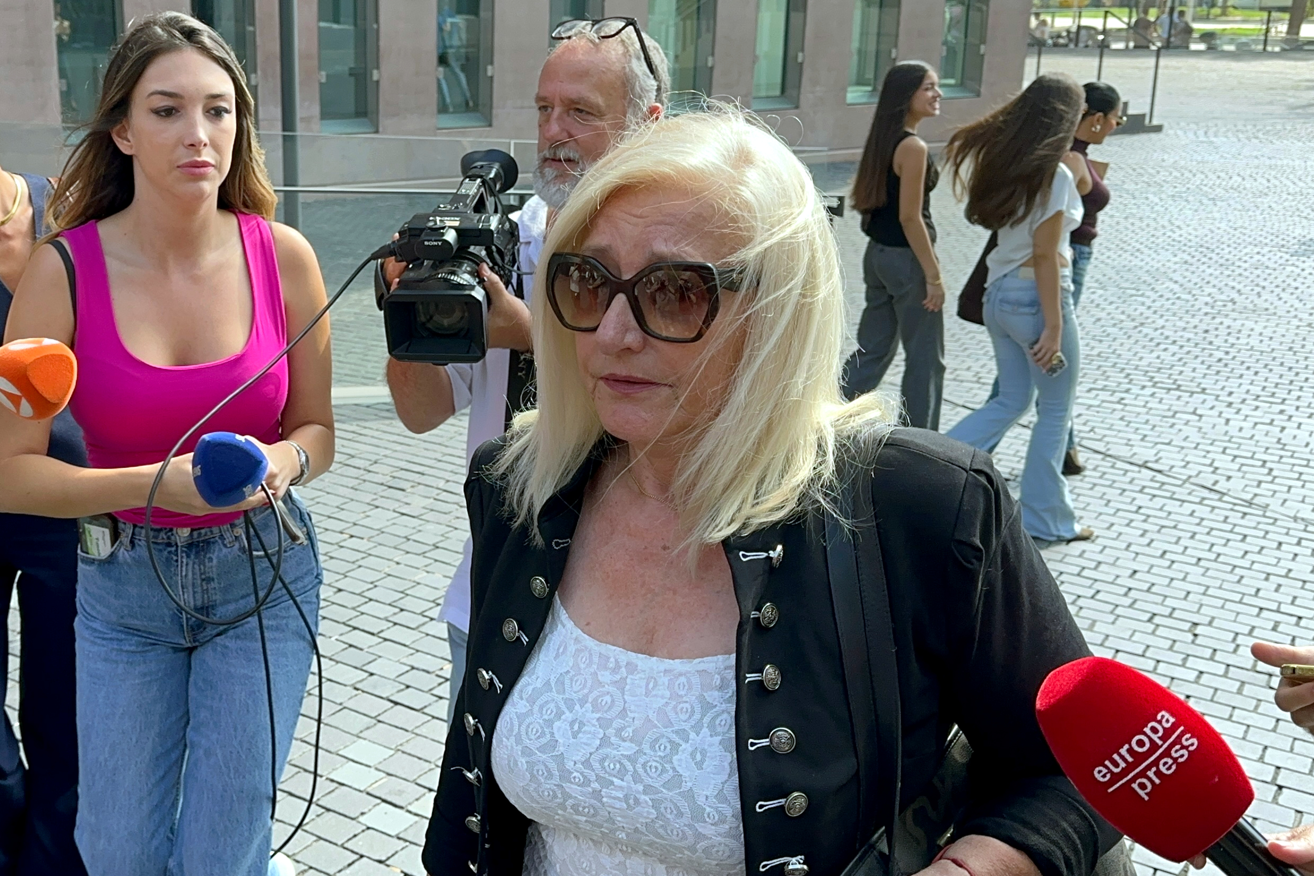 Negreira's wife, Ana Paula Rufas, leaves the Barcelona Palace of Justice on September 18 after testifying in the Negreira case