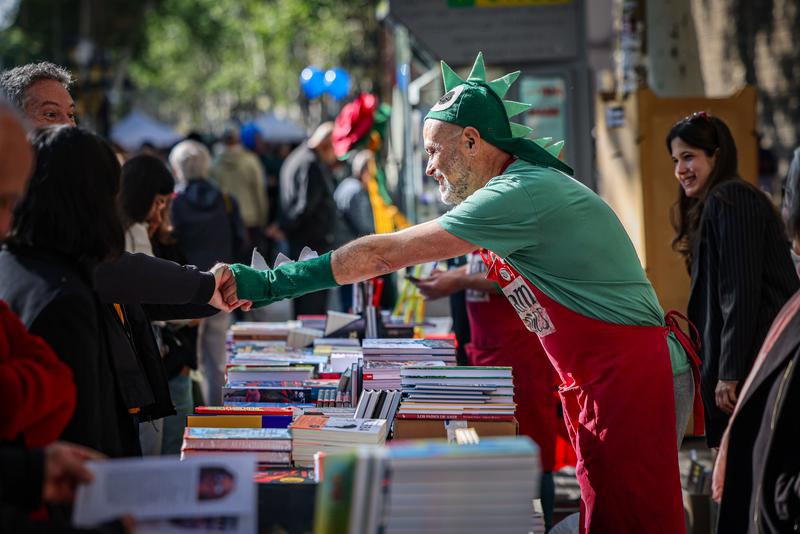 A bookseller with a dragon hat on Sant Jordi