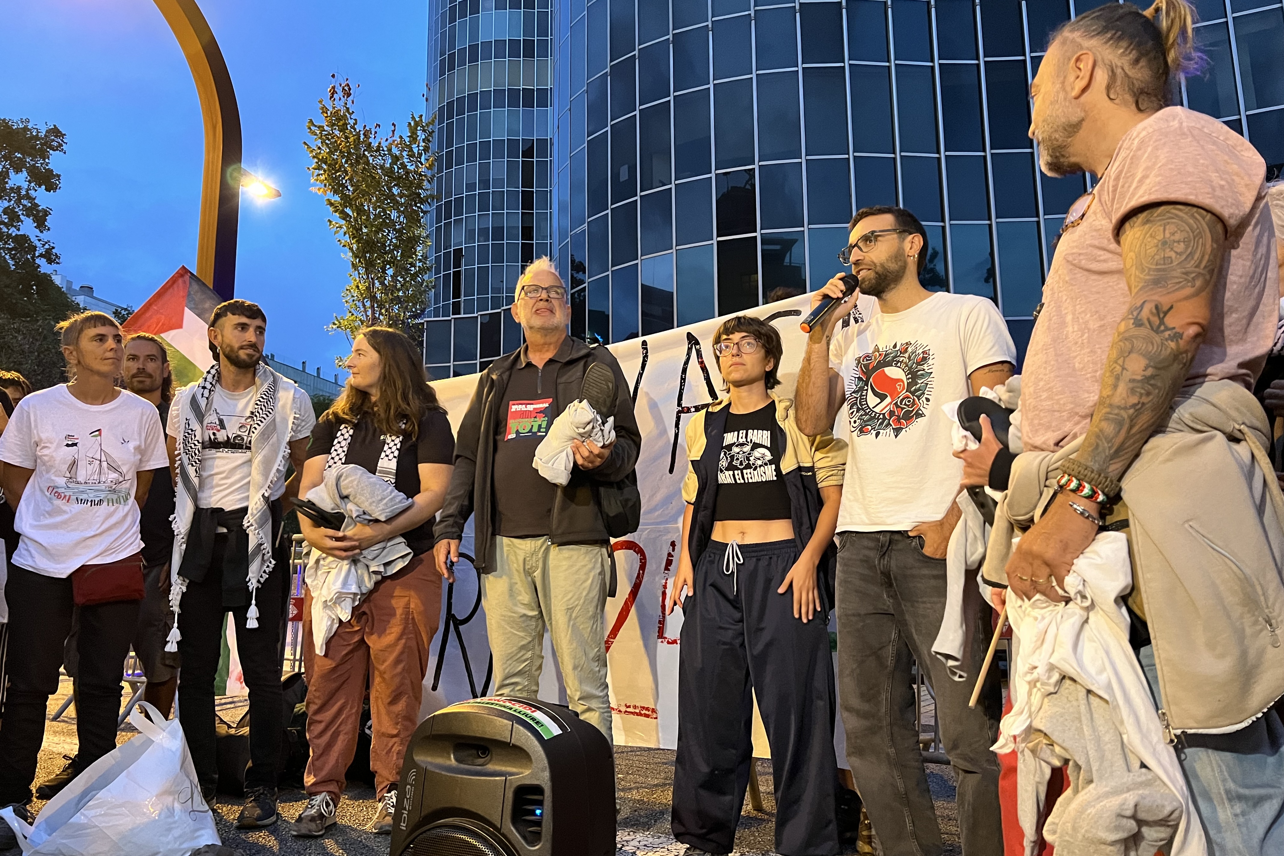 Diversos activistes davant el consolat d'Israel en l'acte per cremar els uniformes que van fer-los dur mentre van estar empresonats al país hebreu.