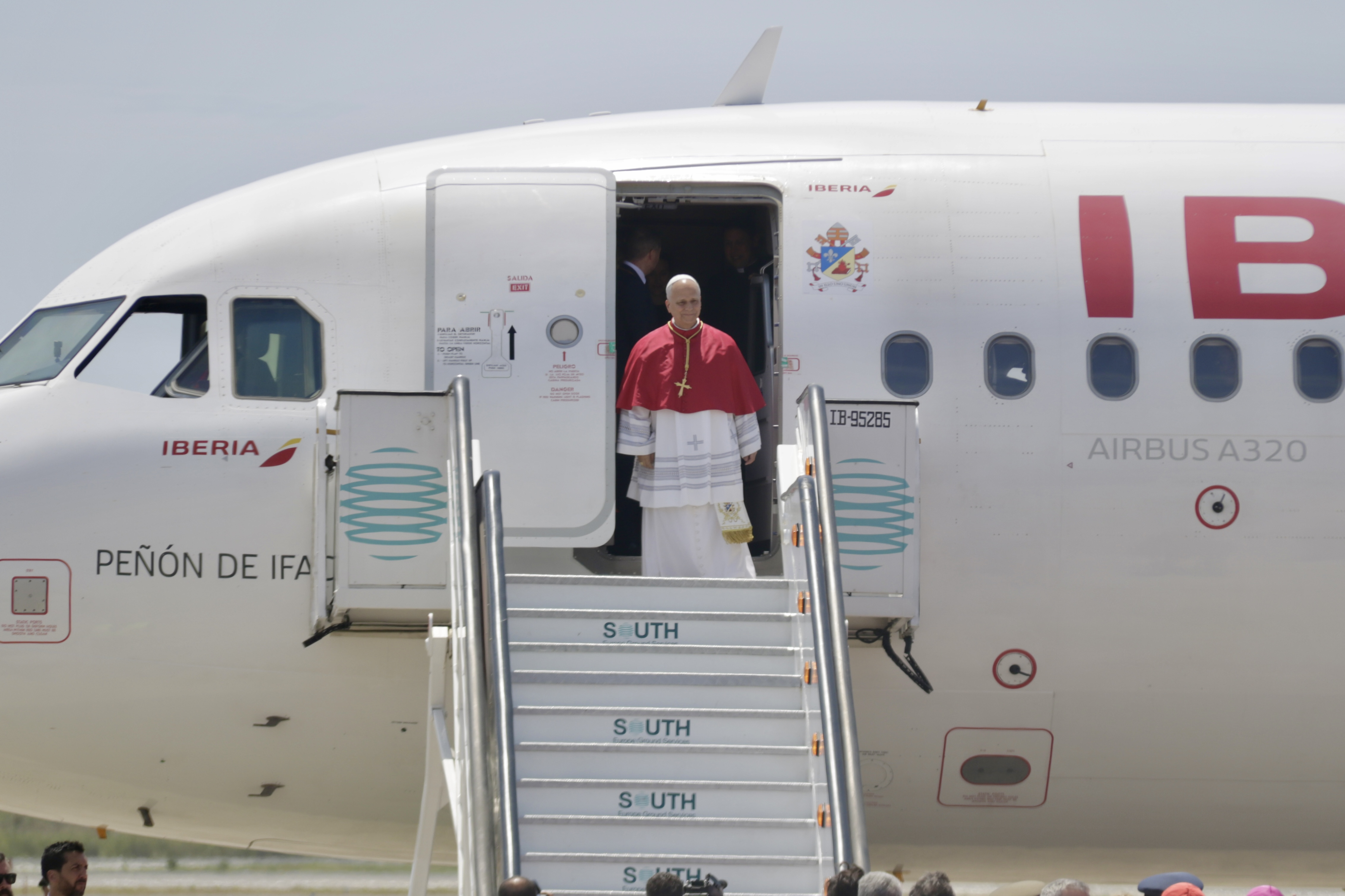 El papa Lleó XIV en el moment en què surt de l'avió que l'ha dut de Madrid a l'aeroport del Prat.