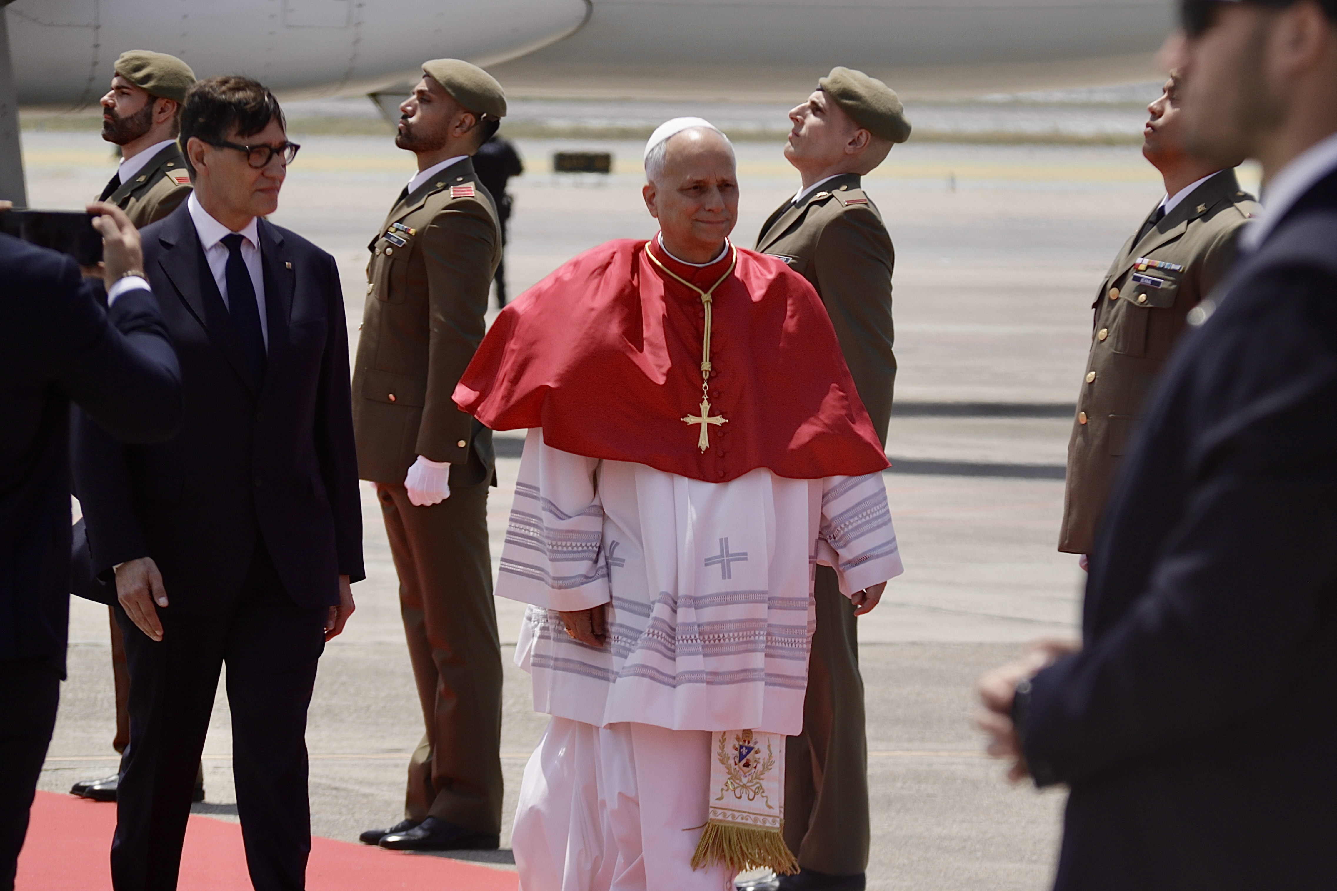 El papa Lleó XIV, acompanyat per Salvador Illa, just després d'aterrar a l'aeroport del Prat.