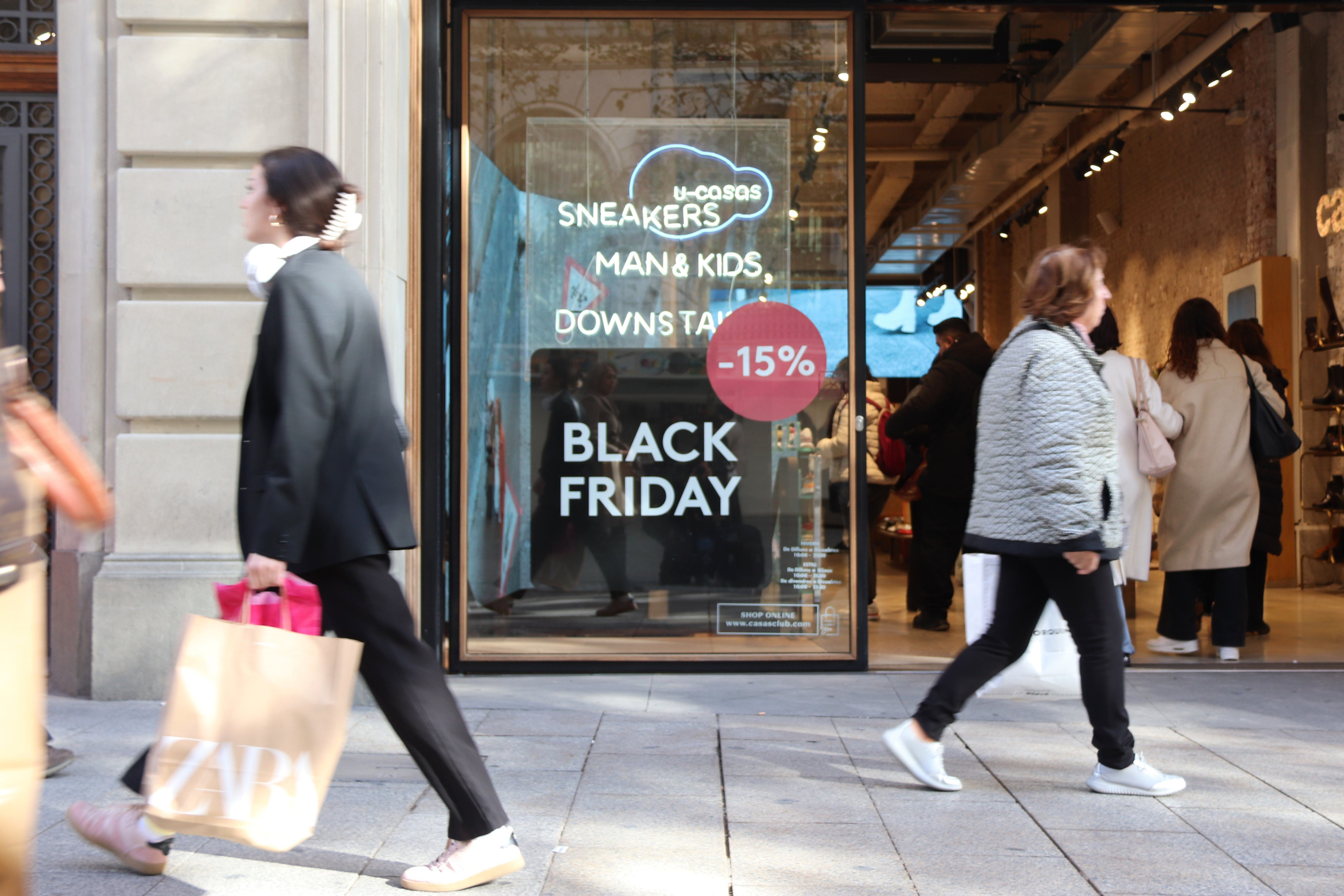 Shoppers in downtown Barcelona during Black Friday.