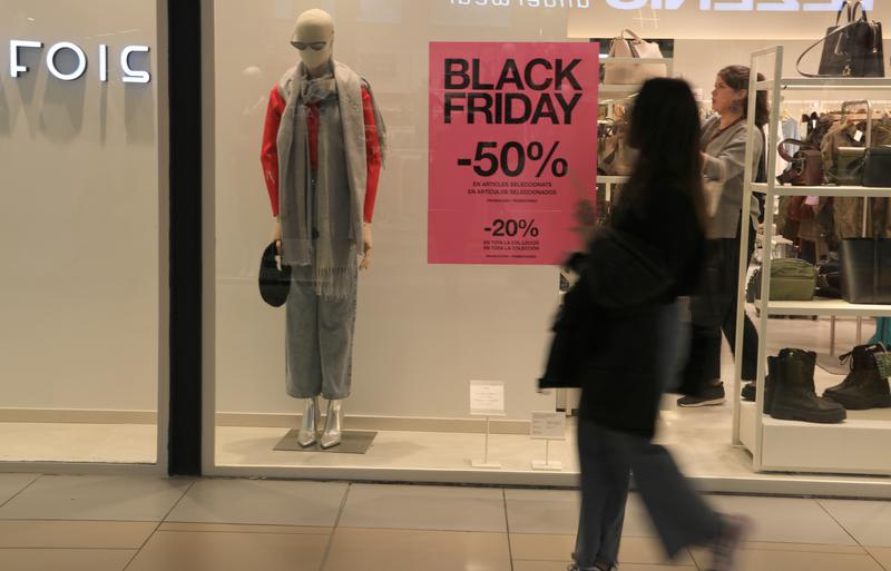 Poster with Black Friday offers in Tarragona's Parc Central shopping mall