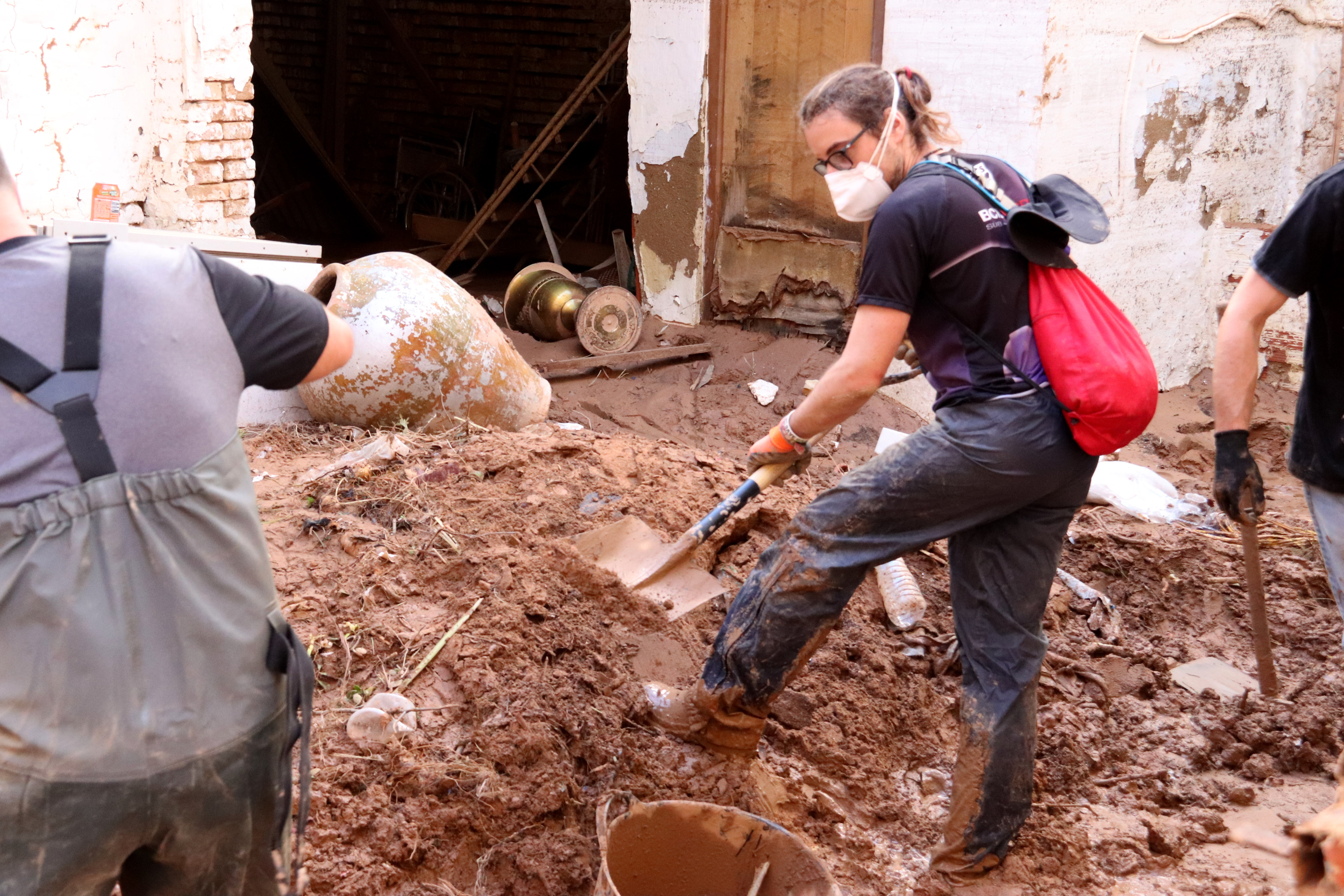 Volunteers from Barcelona helping recovery efforts in Paiporta