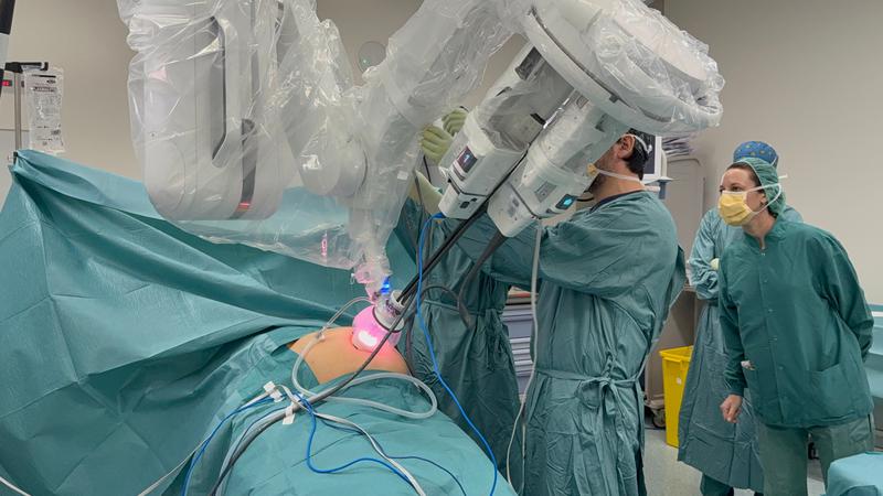 Healthcare workers operating using the Da Vinci surgical robot