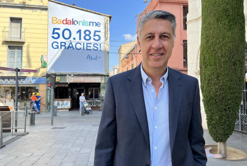 Xavier García Albiol with a poster thanking voters in the local election