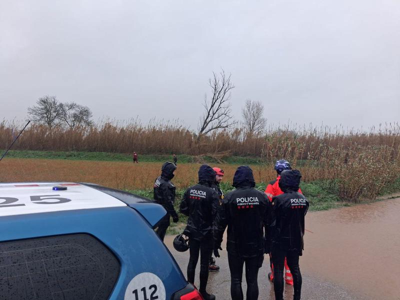 Mossos d'Esquadra during the search for the man swept away in his car by a flooded stream in Palau-sator