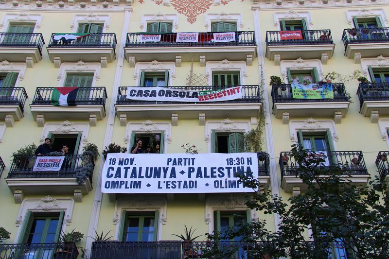 The public launch event for the Catalonia–Palestine match was held outside Casa Orsola