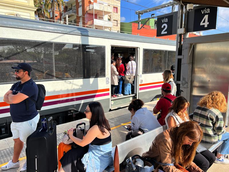 Passengers waiting at the Castelldefels Renfe station after the breakdown in services on Tuesday, May 2, 2023