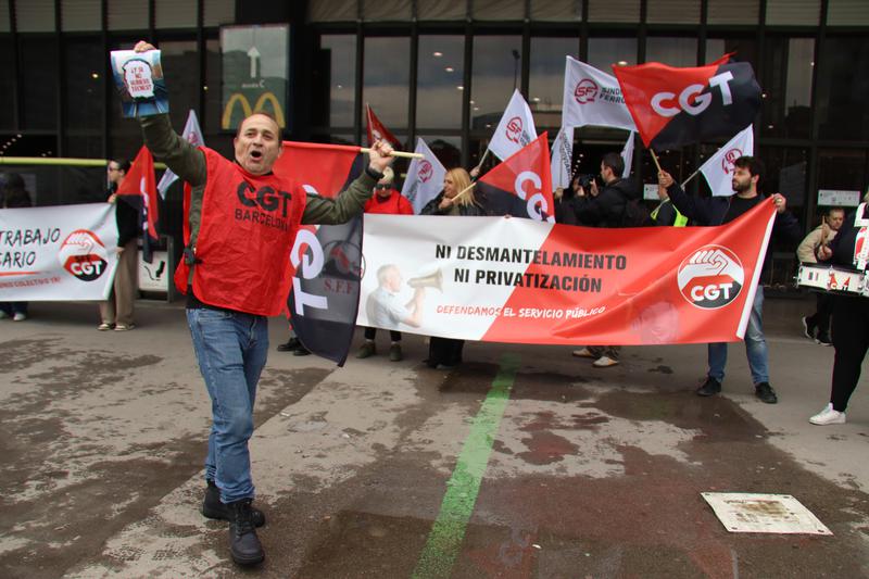 El sindicats minoritaris ferroviaris protesten a Sants contra l’acord amb el Ministeri que veuen “paper mullat”