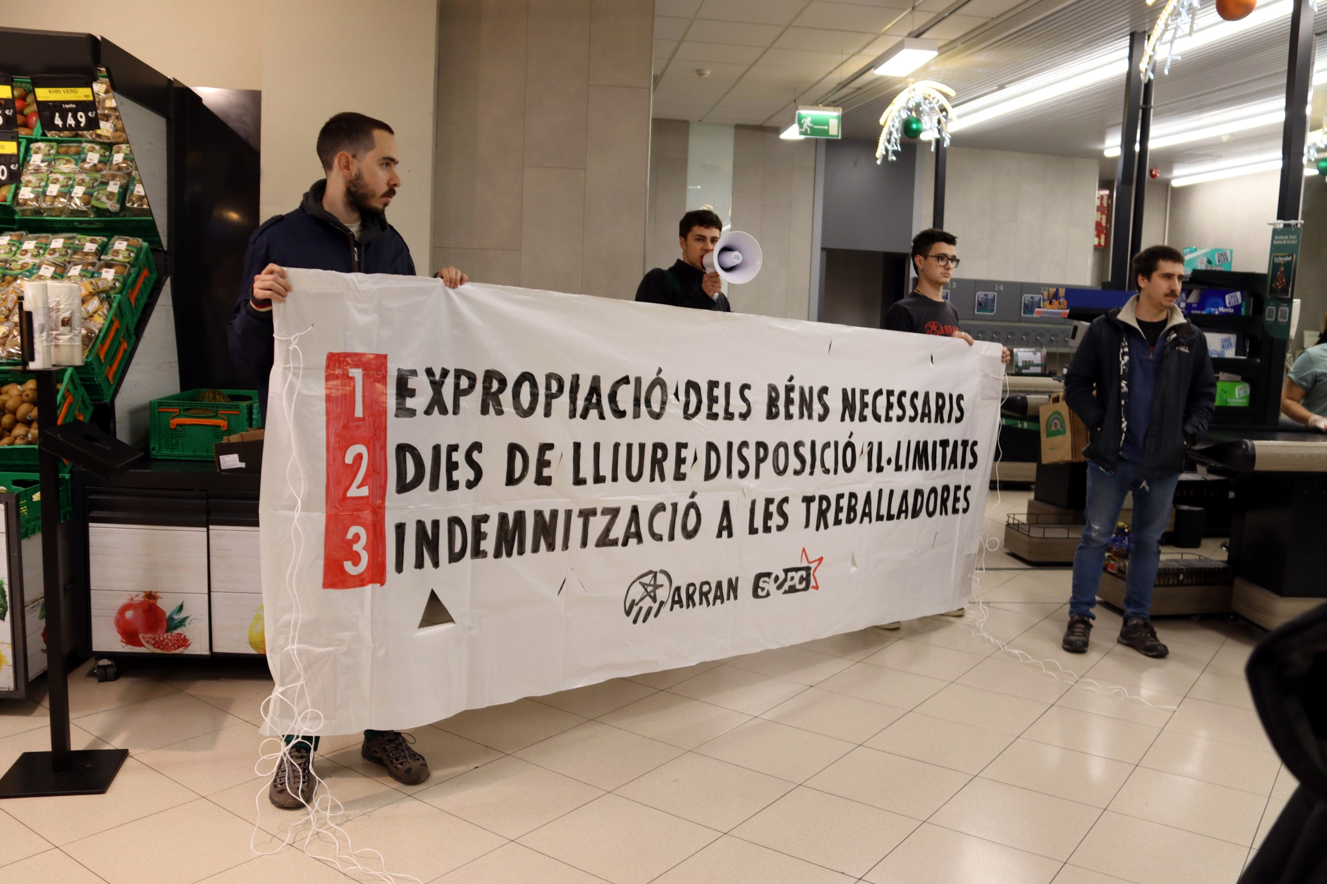 Protesters inside the Mercadona supermarket, explaining their demands