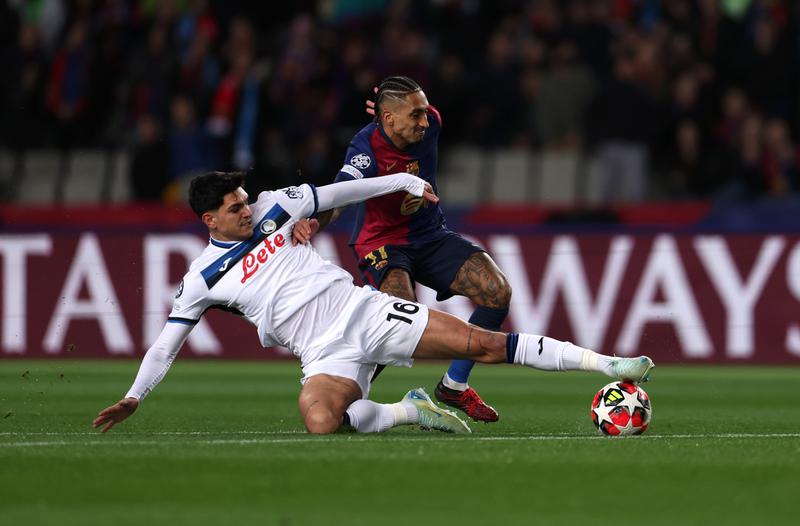 Raoul Bellanova of Atalanta is challenged by Raphinha of FC Barcelona during the UEFA Champions League 2024/25 League Phase MD8 match between FC Barcelona and Atalanta BC