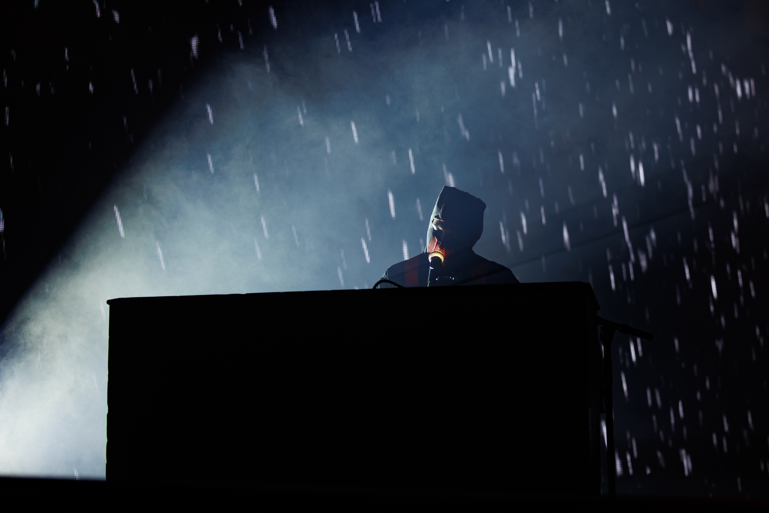 The Twenty One Pilots singer, Tyler Joseph, plays the piano in Barcelona on April 22, 2025