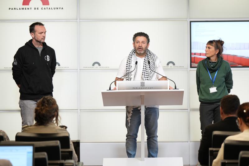 Saif Abukeshek, coordinator of the Global Sumud Flotilla; Ariadna Masmitjà, a member of the organization in Catalonia and crew member of the 2025 mission; and Gerard Canals, head of operations at Open Arms.
