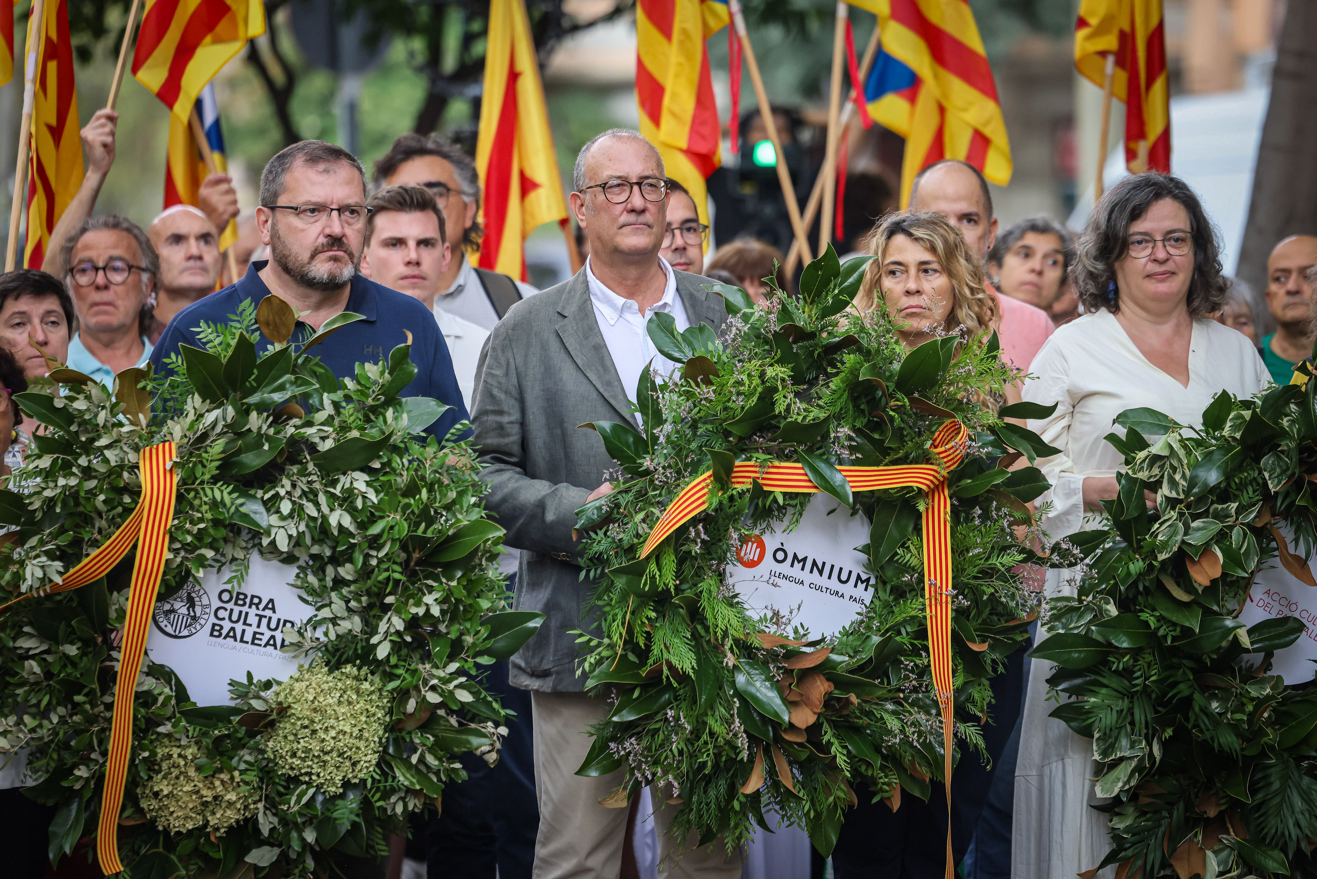 Omnium cultural organization pays tribute to Rafael Casanova monument in Barcelona