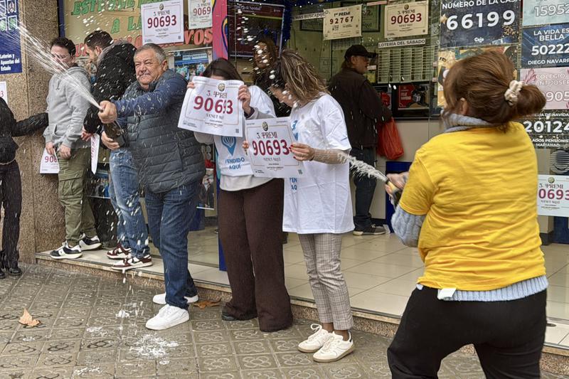 A lotto ticket store in Sant Boi de Llobregat celebrates selling 15 series (150 tickets) of the third prize of the 2025 Christmas lottery