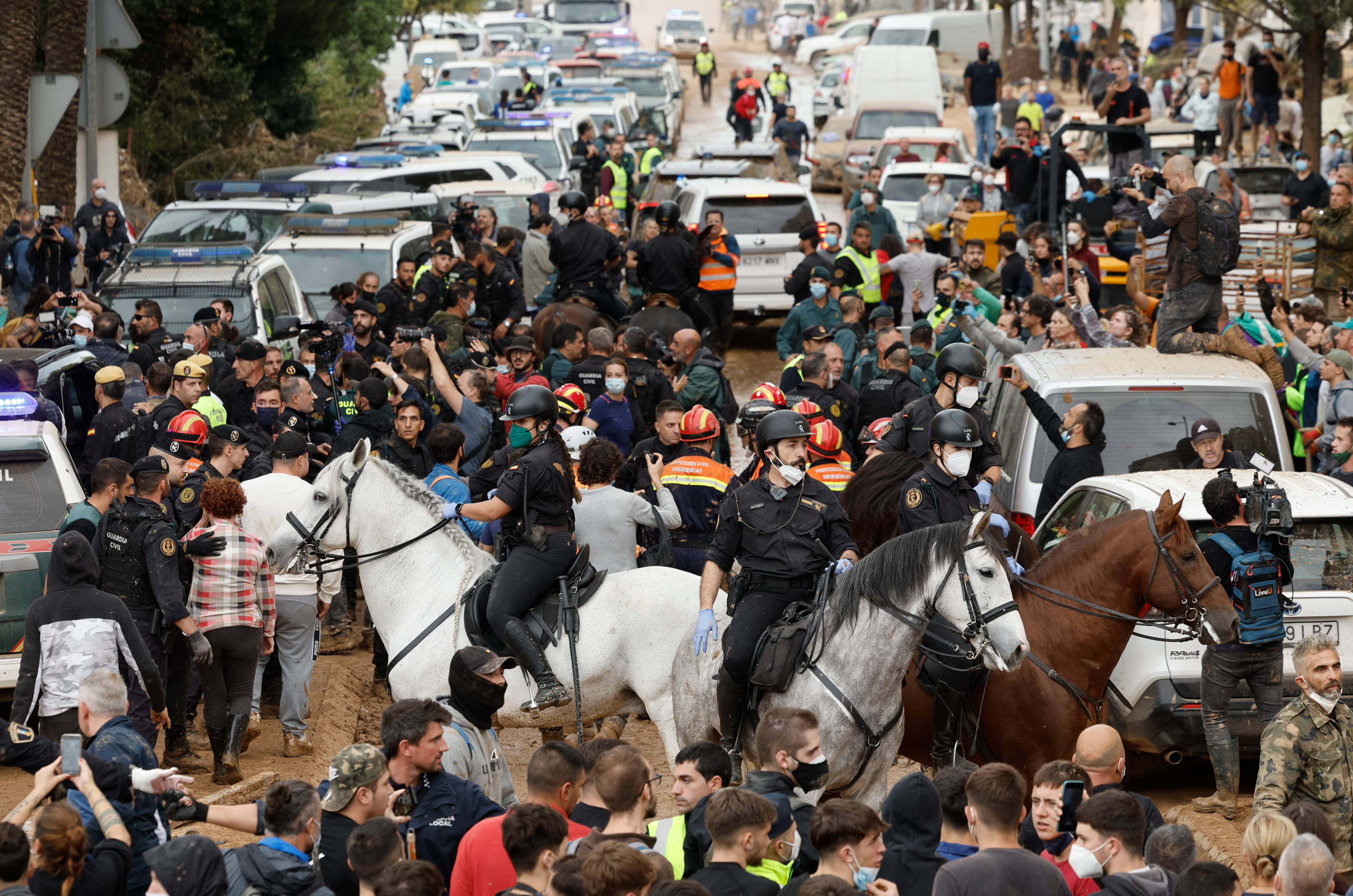 Guàrdia Civil deployment to protect the Spanish king visiting Paiporta