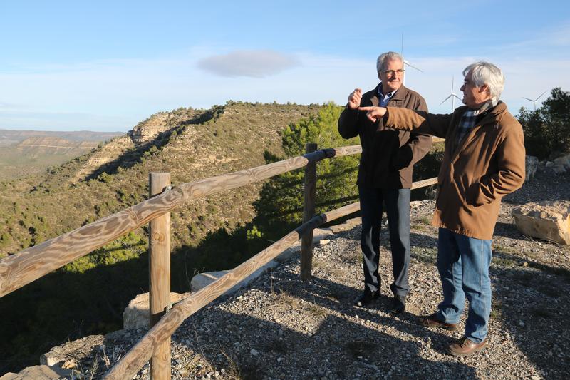 The mayor of Torrebesses, Mario Urrea, and of Almatret, Jordi Tarragó, observe the difference in altitude between Almatret and the Ebre river 