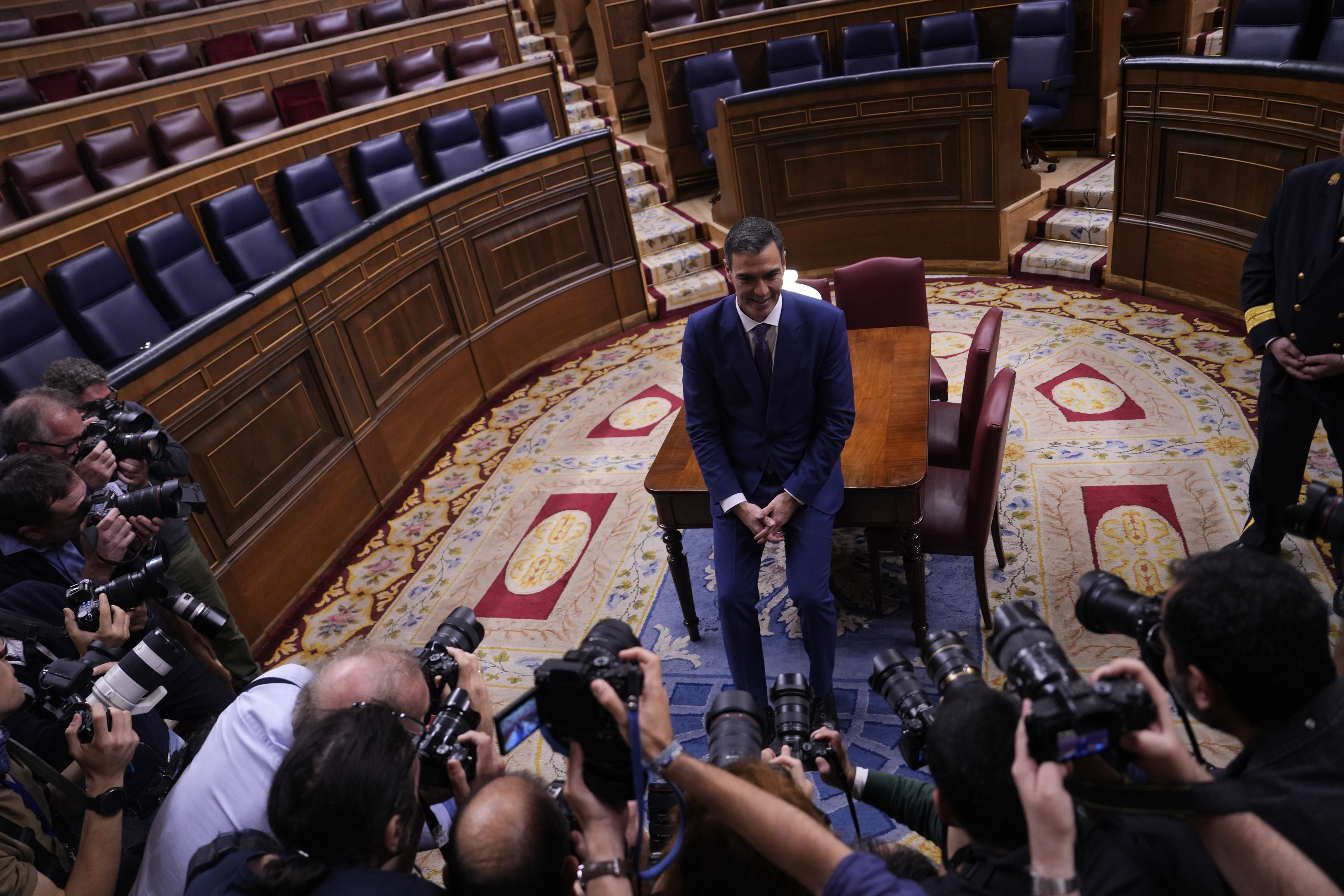 Spanish Prime Minister Pedro Sánchez in the middle of the Spanish Congress while photographers take pictures of him on November 16, 2023