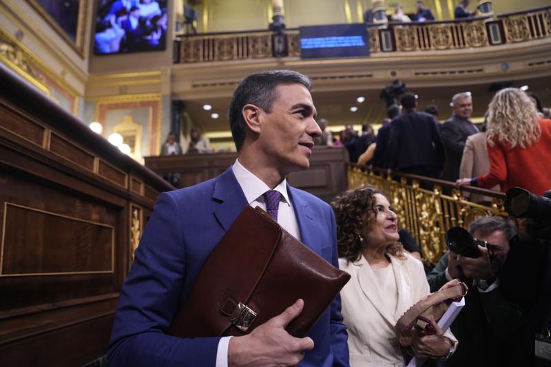 Pedro Sánchez enters Congress for the second day of his investiture debate