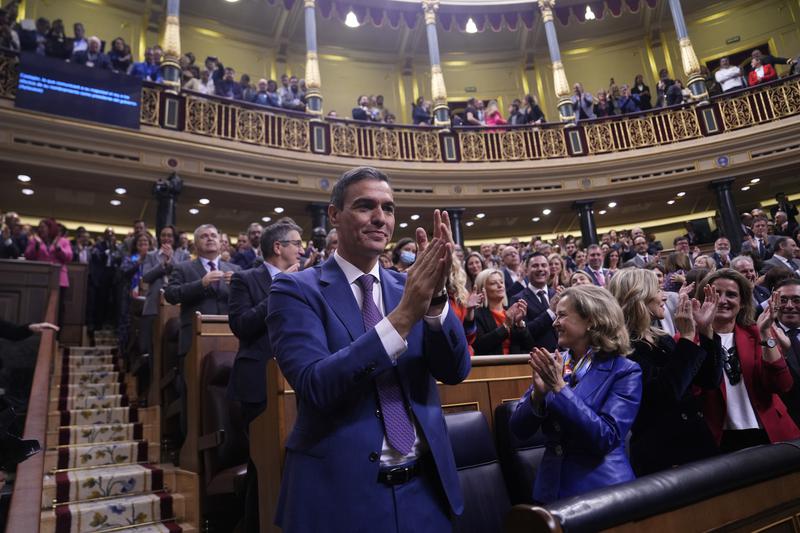 Spanish Prime Minister Pedro Sánchez applauds in Congress after his prime ministerial bid vote on November 16, 2023