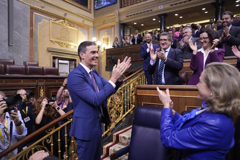 Pedro Sánchez applauds the Spanish Congress on the day of his investiture as Spanish Prime Minister