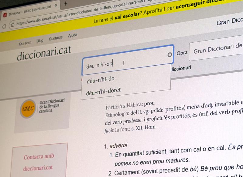Detail of a search on diccionari.cat, showing 'Deu-n'hi-do' as one of the most searched terms ever