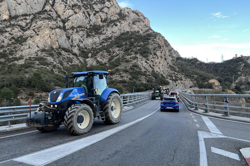 Several tractors organized a slow drive between Oliana and Peramola on February 9, 2025 ahead of a major protest across Catalonia