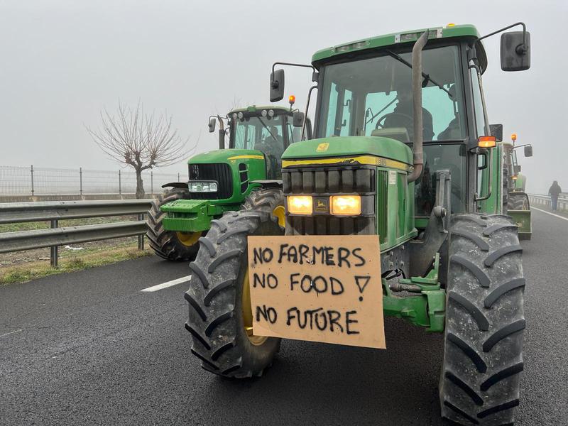A tractor on the A-2 with a sign reading 'No farmers, no food, no future'